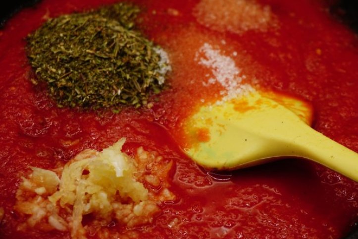 томати платі зі спеціями та цибулею