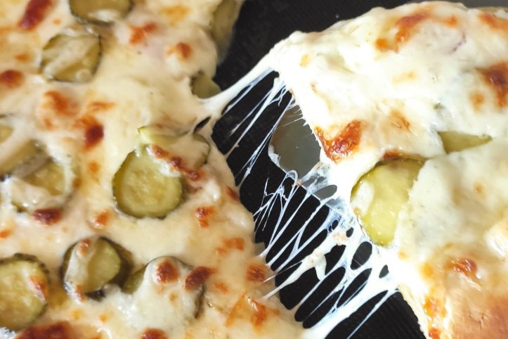 Піца з часниковим соусом, беконом