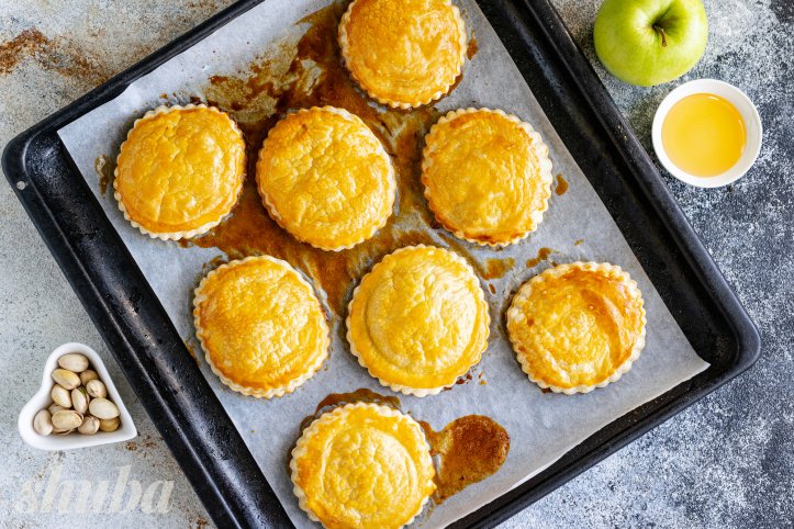 десерт з яблуками та листковим тістом