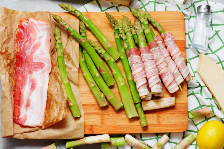 Загортаємо спаржу в бекон