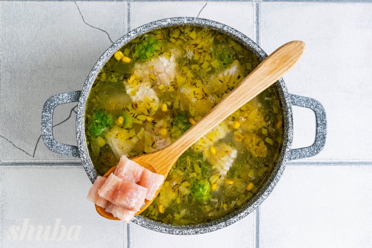 філе хека в бульйоні