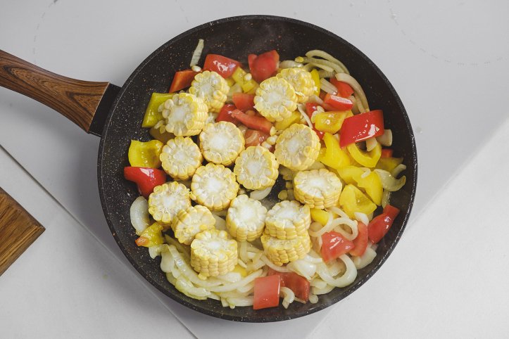 кукурудза з овочами на пательні
