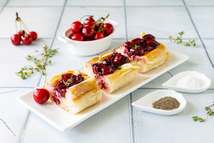 брускета з черешнею
