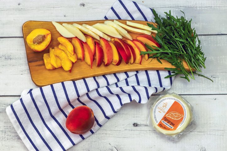 персики та сир сулугуні