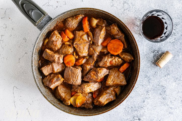 мʼясо з овочами у вині