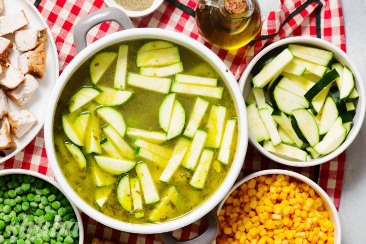 овочі в бульйоні