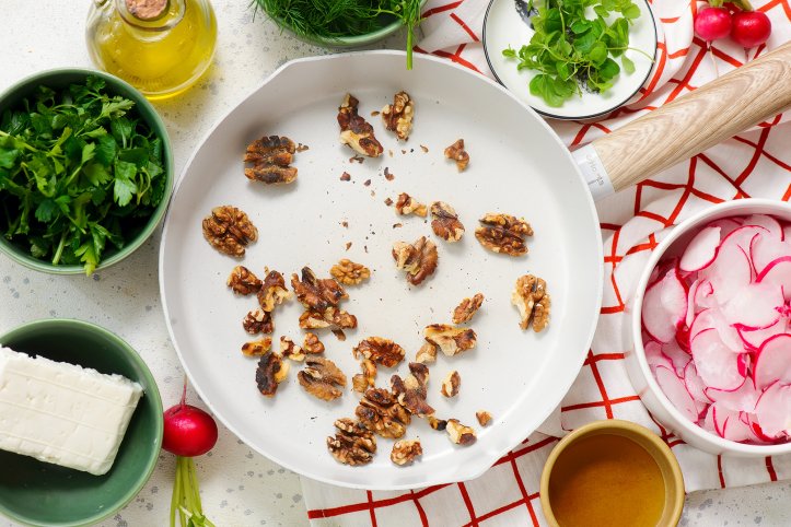 обсмажуємо горіхи