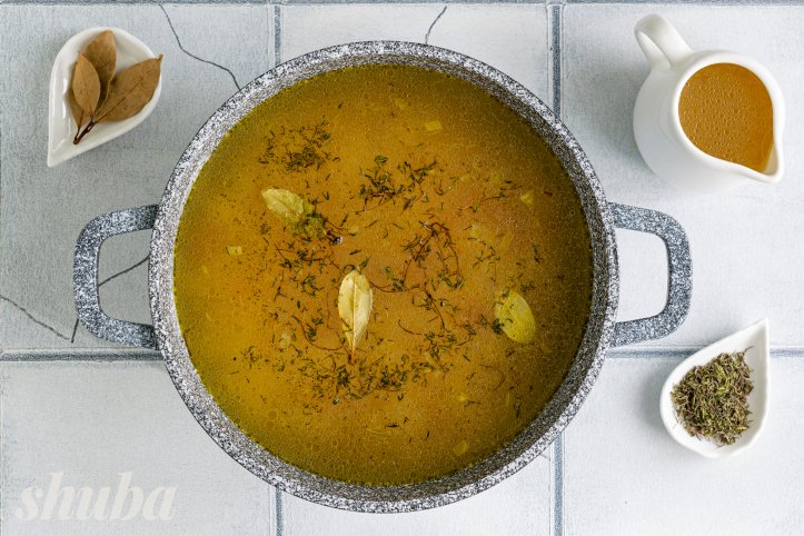 овочевий або рибний бульйон