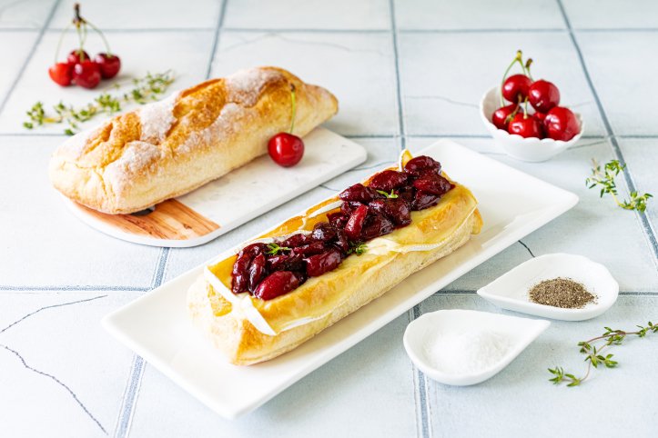 Брускета із сиром брі та компоте з черешні