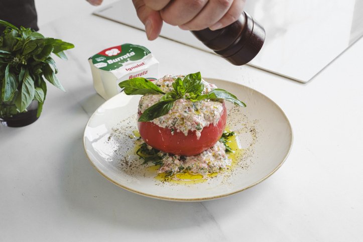 томат на тарілці