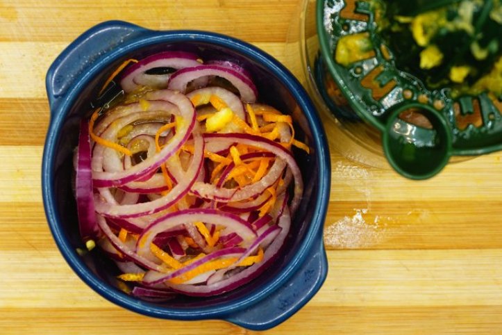 червона цибуля з апельсином