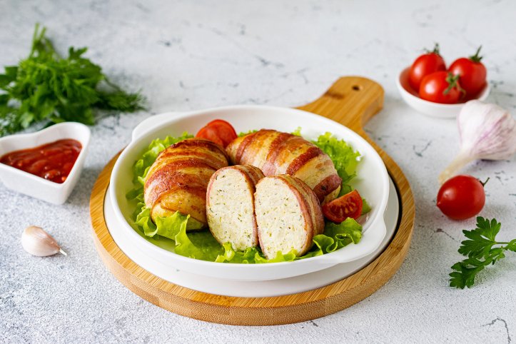 Курячі котлети в беконі