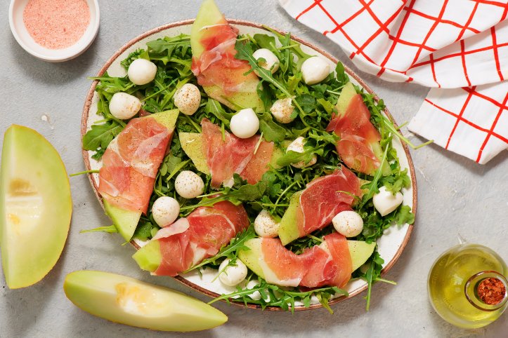 Салат с дыней, моцареллой и прошутто