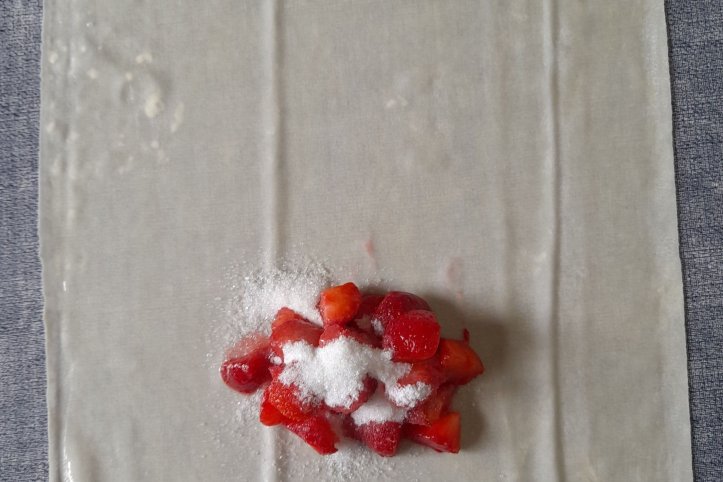 Пиріжки з полуницею в тісті філо