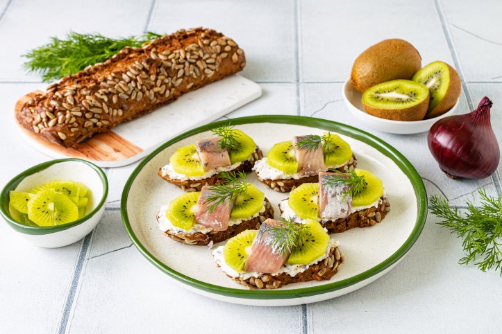 Брускети з ківі й оселедцем