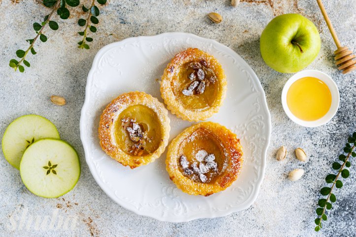 яблучний десерт із листкового тіста