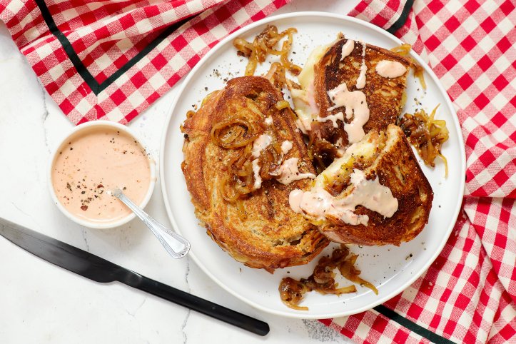 Сендвічі з шинкою, сиром і цибулею