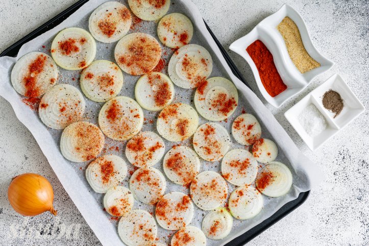 цибуля зі спеціями на деко