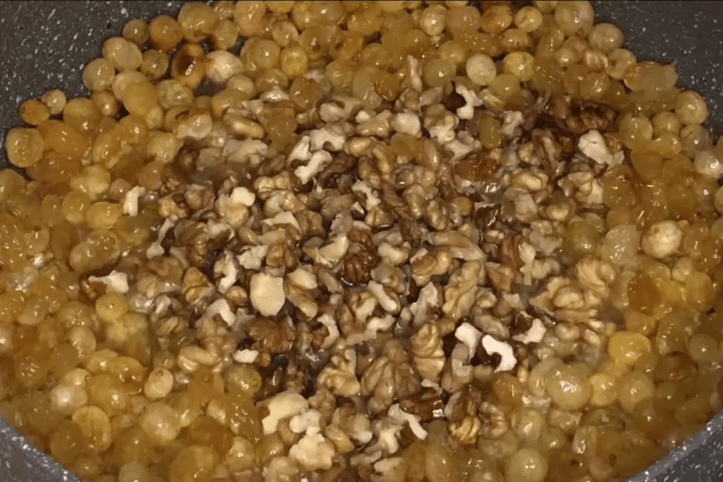 додавання горіхів у сковороду