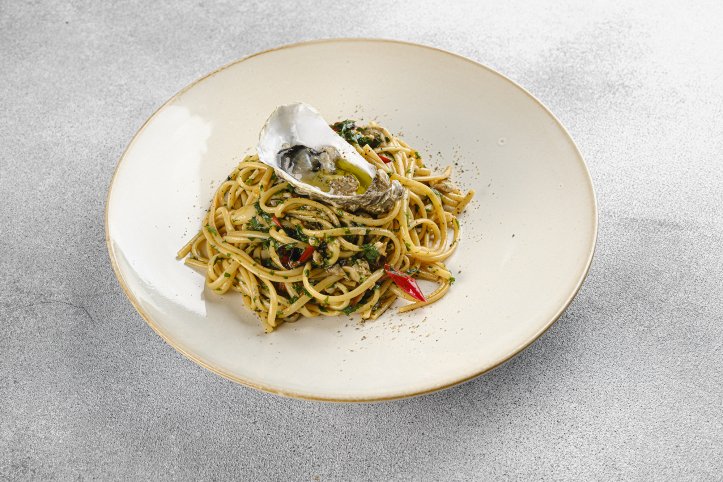 паста та устриця в мушлі