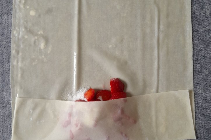 Пиріжки з полуницею в тісті філо