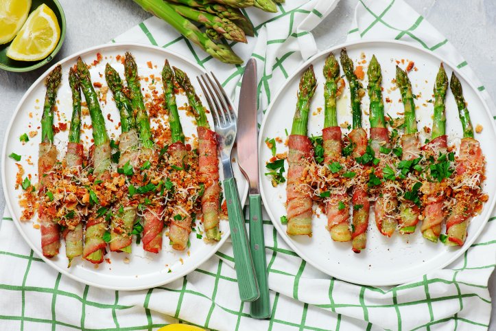 спаржа на тарілці