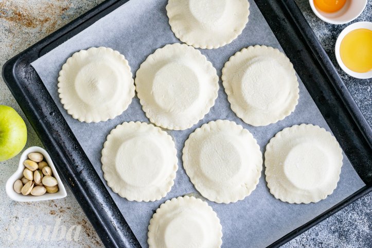 тісто з яблуками, медом та горіхами