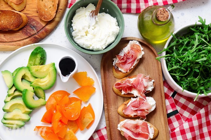 брускети з хурмою і хамоном