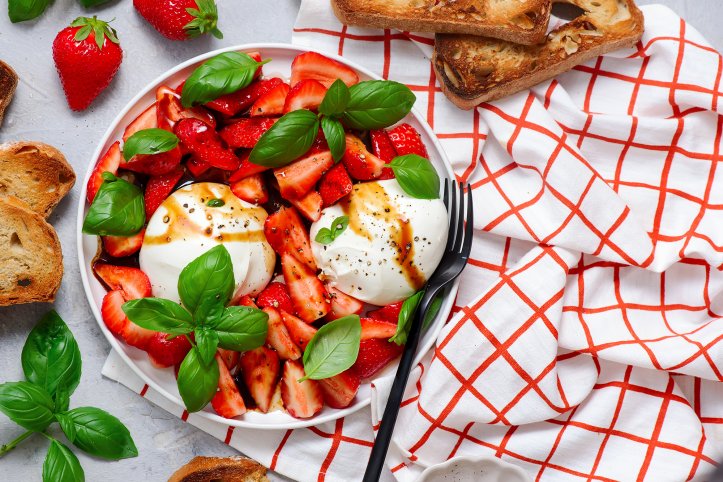 салат з полуницею і буратою