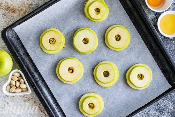 яблука з медом та горіхами