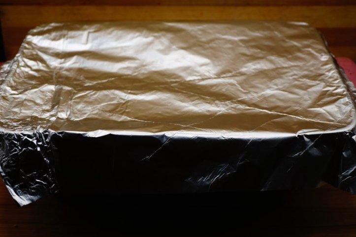 форма, накрита фольгою