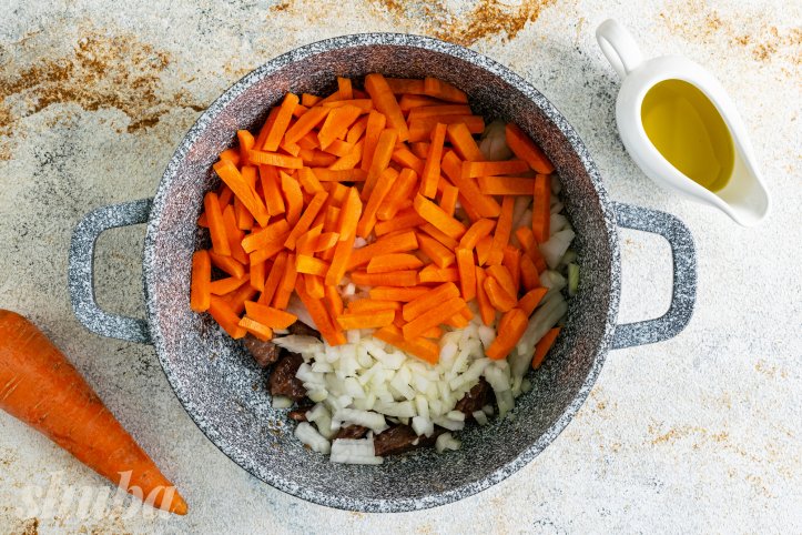 яловичина з цибулею та морквою