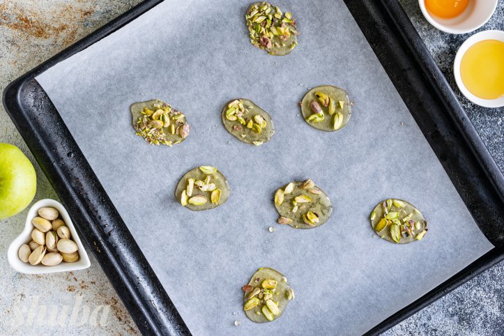 мед з горіхами на пергаменті