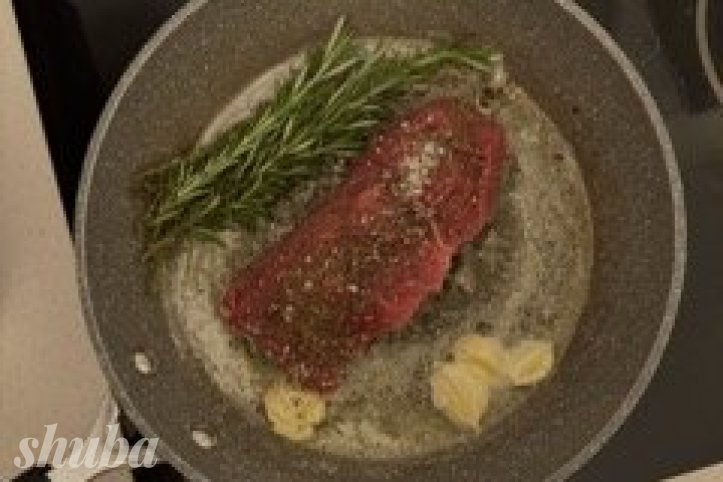 стейк та гілочки чебрецю