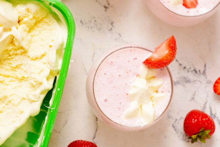 Полуничний мілкшейк