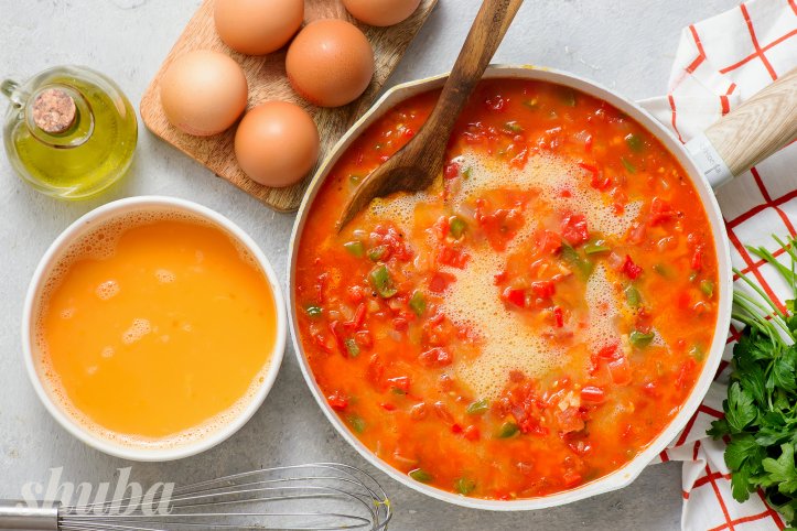 яйця і помідори на сковороді