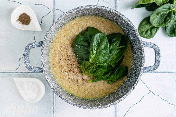 листя шпинату у вівсянці