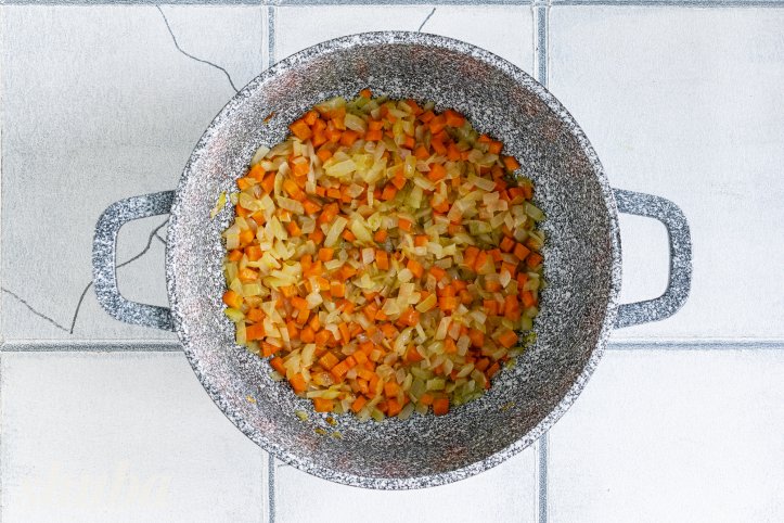 обсмажені цибуля та морква