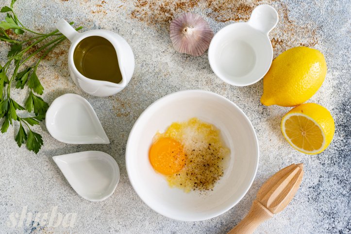 жовток з часником та спеціями