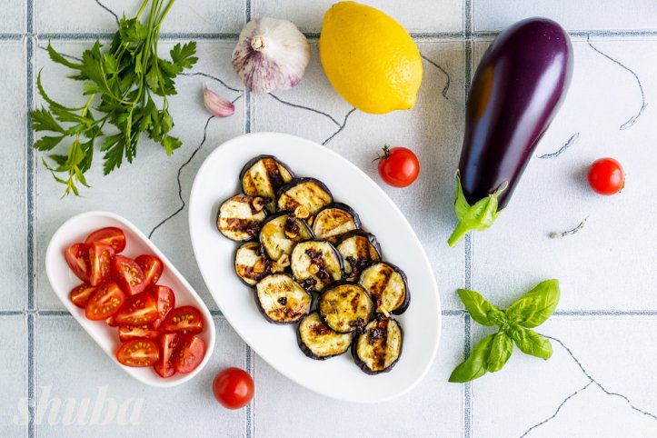 баклажани на тарілці