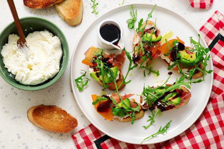 брускети з хурмою і хамоном