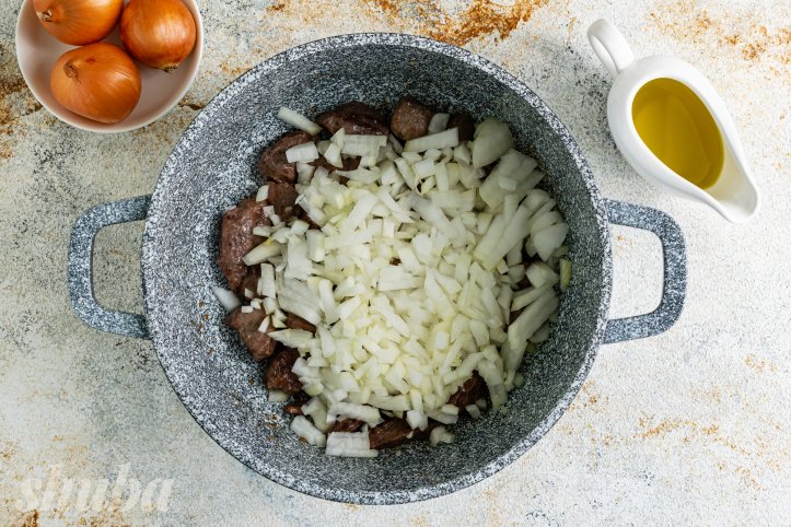 яловичина з цибулею