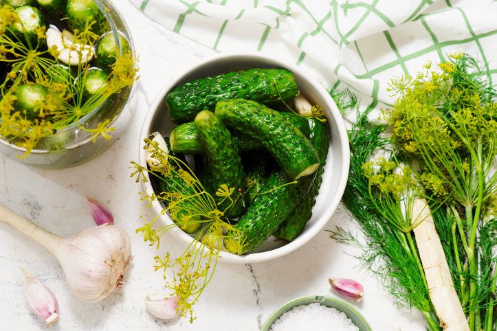 Малосольні огірки в банці