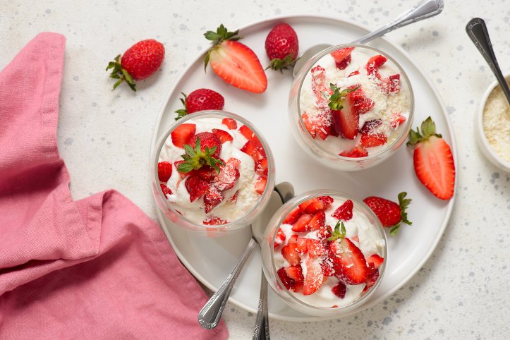 Полунично-кокосовий десерт