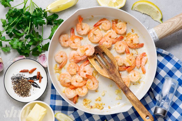Креветки на сковороді