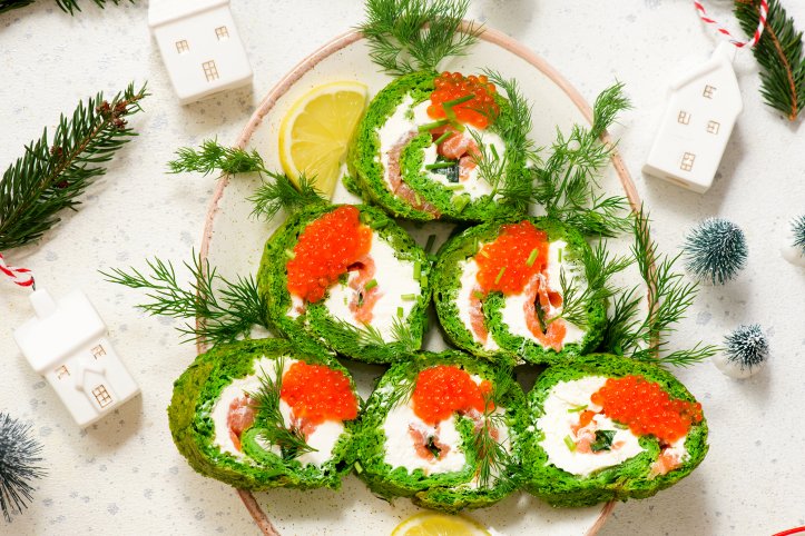 Шпинатний рулет з лососем та ікрою