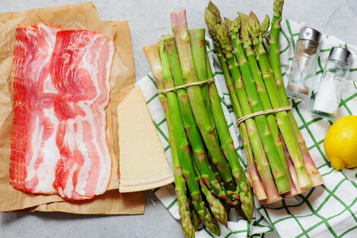 спаржа і бекон