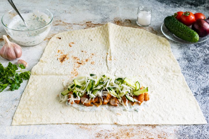 овочі і курка на лаваші