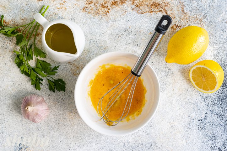 оливкова олія з жовтком та спеціями