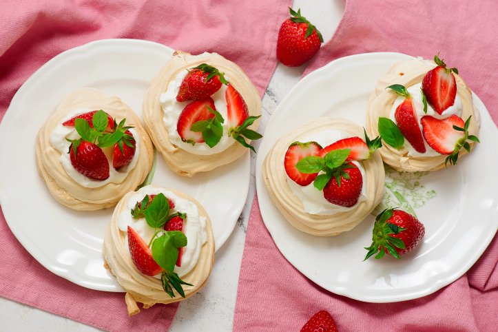 Безе з полуницею